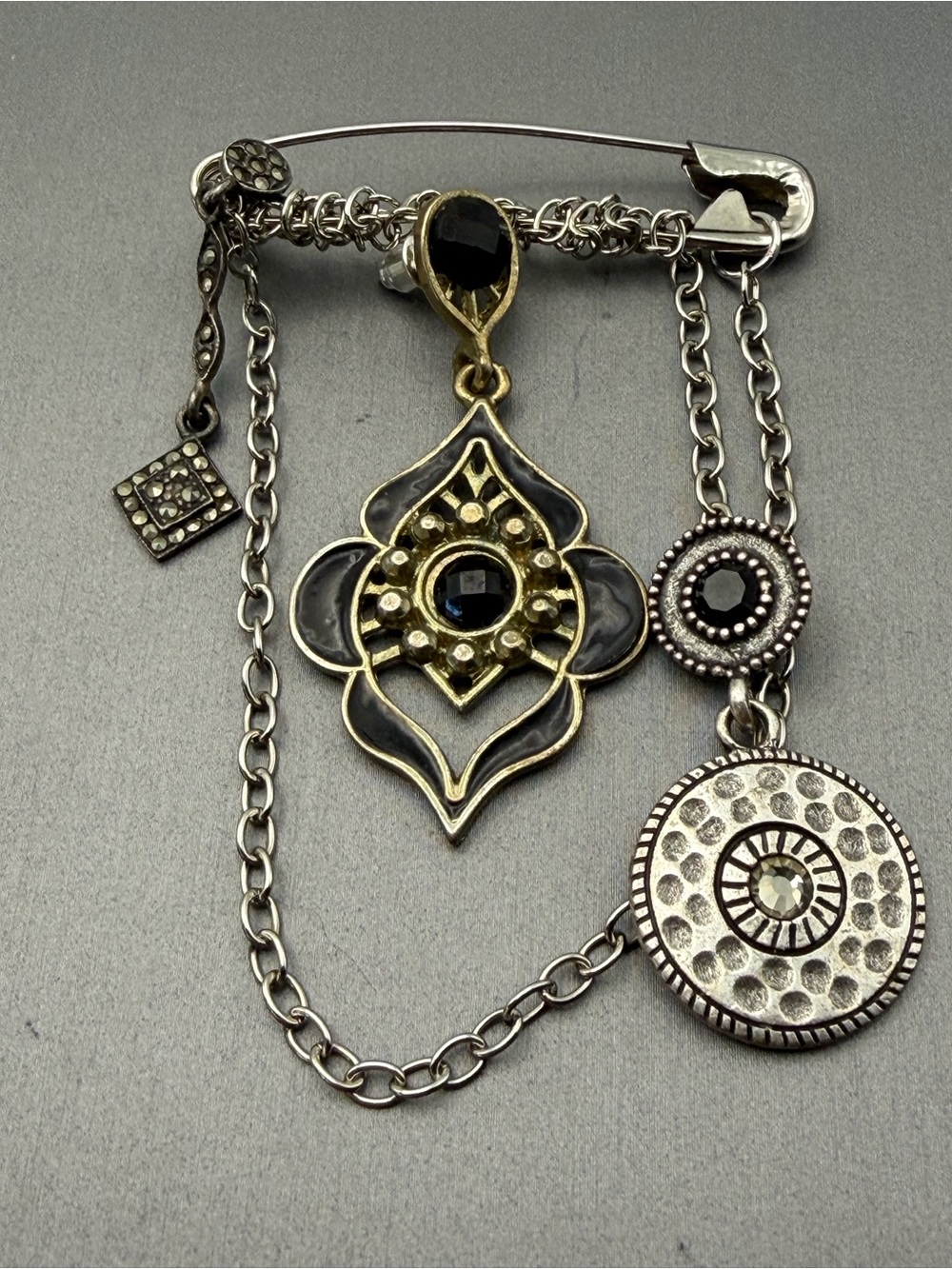Antique-Style Gothic Black and Gold Pendant Brooch Pin Silver Tone